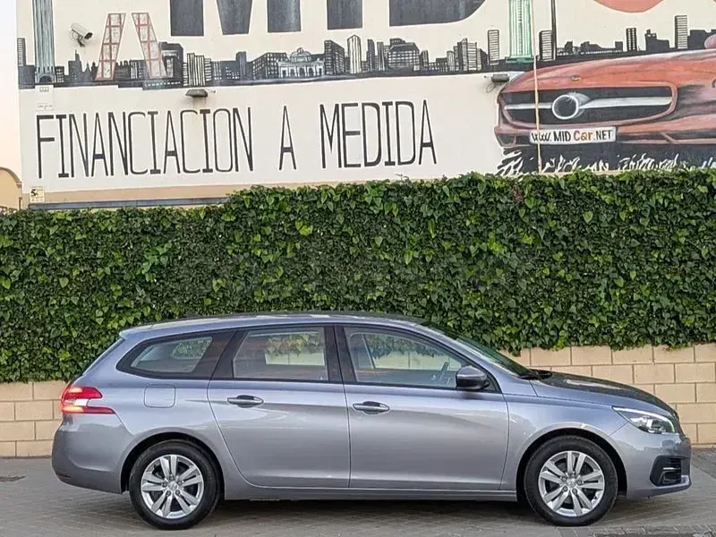 Usado Peugeot 308 SW Allure 130 CV (95 kW) 2021 Gris / plata Familiar
