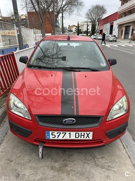 Usado Ford Focus Trend 100 CV (73 kW) 2005 Rojo Berlina