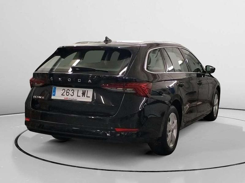 Usado Skoda Octavia Ambition 151 CV (111 kW) 2022 Negro Familiar