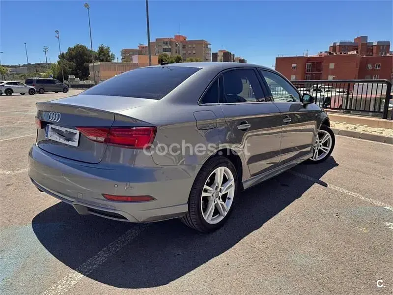 Usado Audi A3 S-Line 116 CV (85 kW) 2019 Gris / plata Berlina