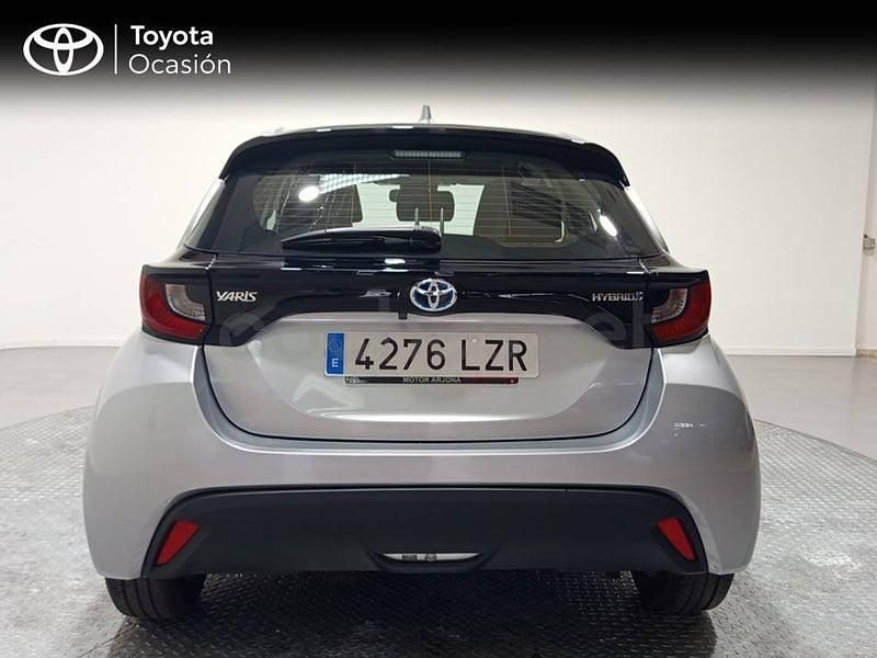 Usado Toyota Yaris Hybrid Business Edition 116 CV (85 kW) 2022 Gris / plata Berlina