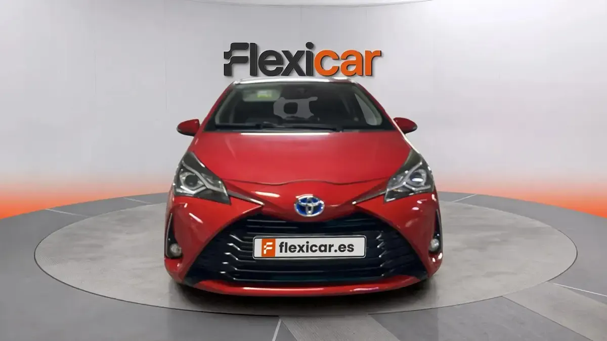 Usado Toyota Yaris Hybrid Active 100 CV (73 kW) 2018 Rojo Berlina