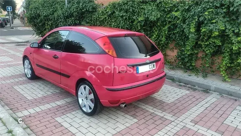 Usado Ford Focus Trend 100 CV (73 kW) 2003 Rojo Berlina