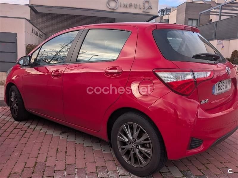 Usado Toyota Yaris Active 69 CV (50 kW) 2019 Rojo Berlina