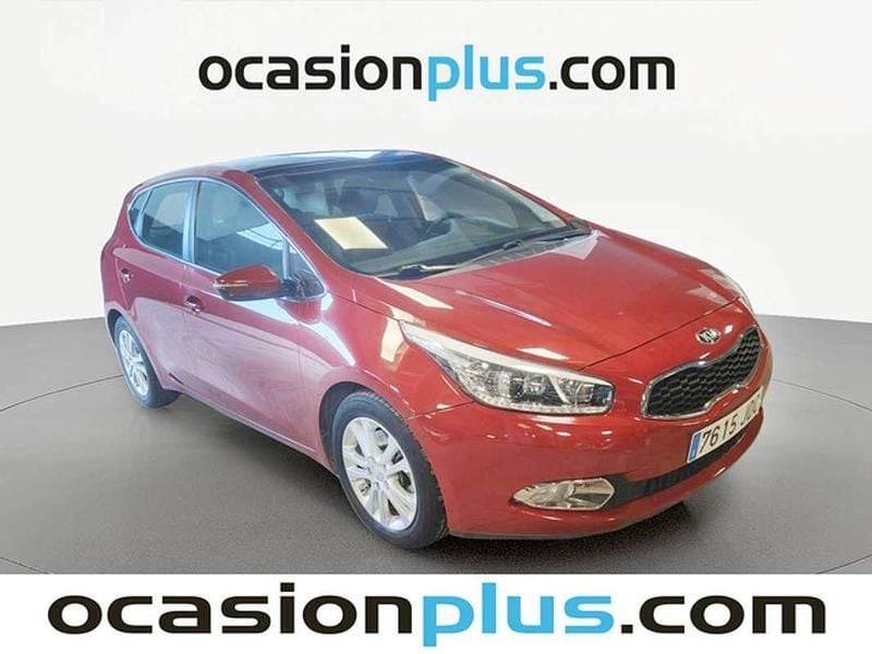 Używany Kia Ceed 90 KM (66 kW) 2015 Czerwony Hatchback