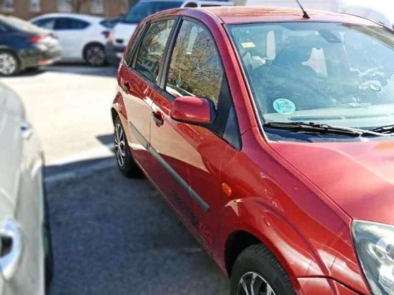 Usado Ford Fiesta Trend 96 CV (70 kW) 2007 Rojo Utilitario