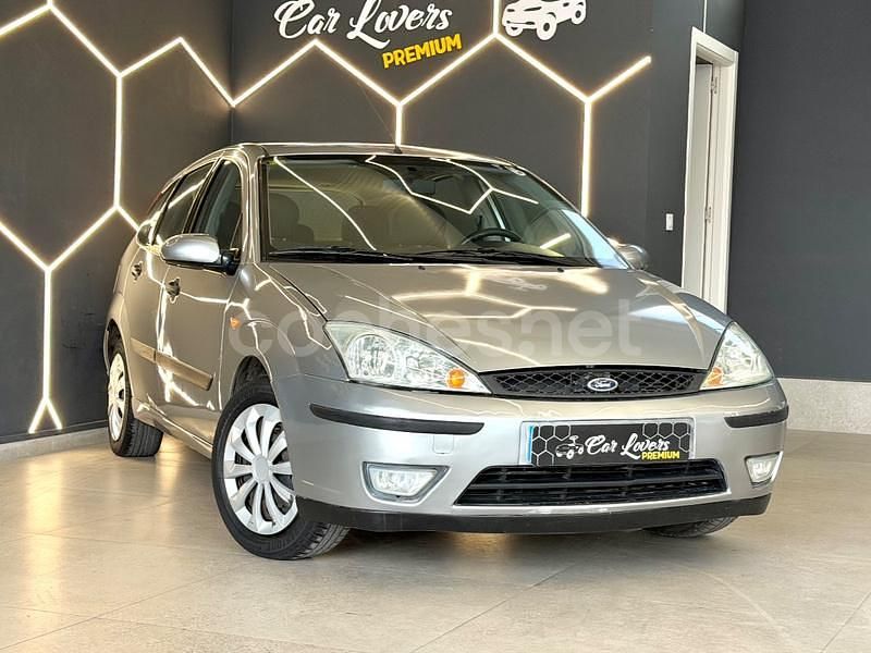 Usado Ford Focus Trend 100 CV (73 kW) 2004 Gris / plata Berlina