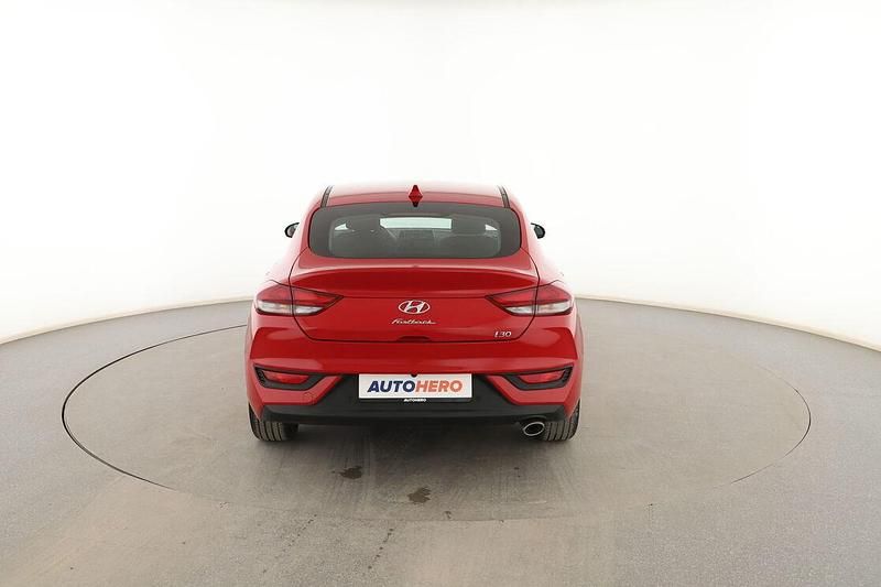 Usado Hyundai i30 120 CV (88 kW) 2021 Rojo Berlina