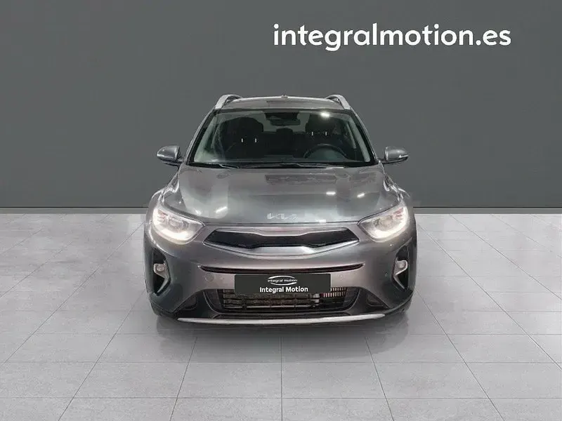 Usado Kia Stonic 100 CV (73 kW) 2024 Gris / plata SUV