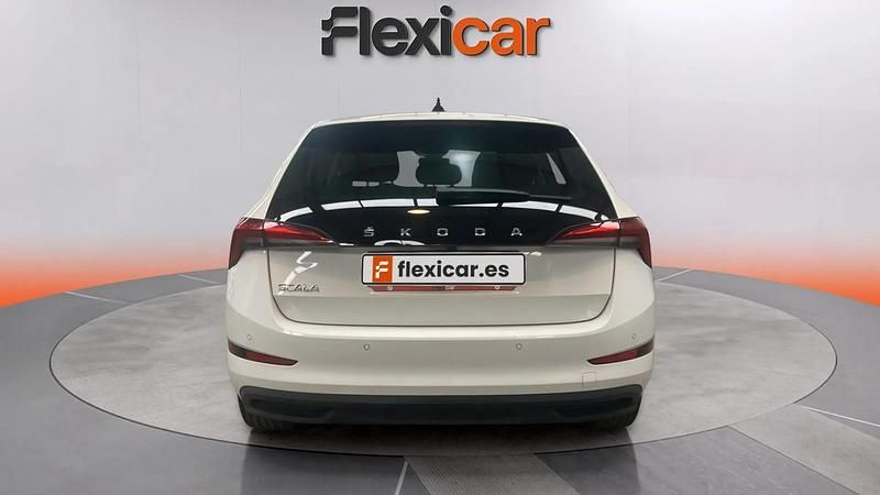 Usado Skoda Scala Ambition 110 CV (80 kW) 2021 Blanco Utilitario
