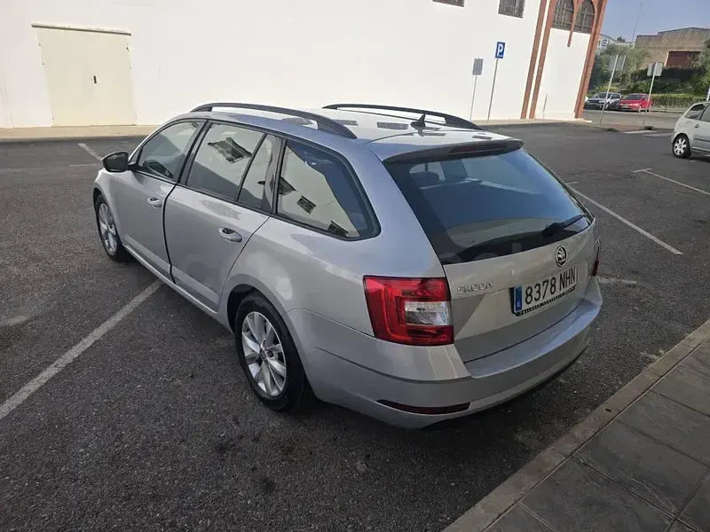 Usado Skoda Octavia 115 CV (84 kW) 2019 Gris / plata Familiar