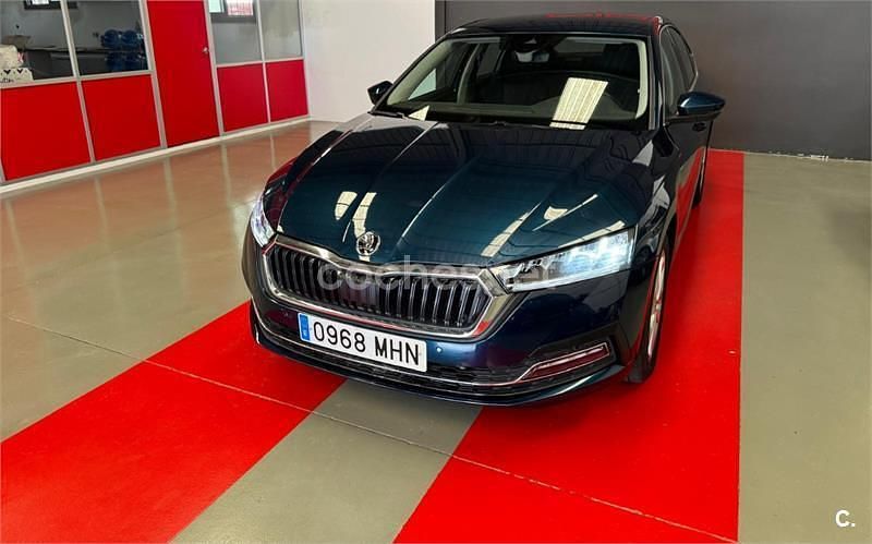 Azul Usado 2023 Skoda Octavia Selection Berlina | 24.500 € (Buen precio) - Imagen 1/4