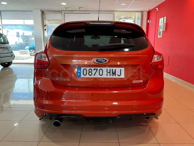 Usado Ford Focus Titanium 125 CV (91 kW) 2012 Naranja Berlina