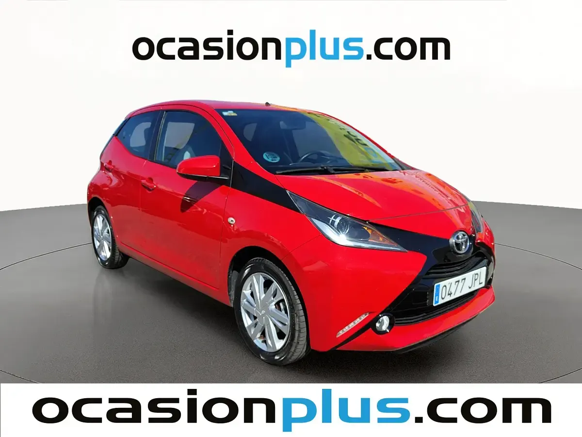 Usado Toyota Aygo X-play 69 CV (50 kW) 2016 Rojo Utilitario