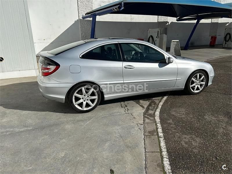 Usado Mercedes C180 143 CV (105 kW) 2004 Gris / plata Berlina