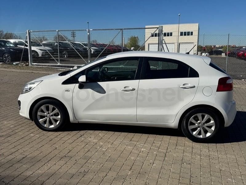 Usado Kia Rio 85 CV (62 kW) 2011 Blanco Berlina
