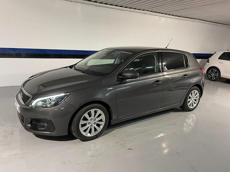 Usado Peugeot 308 Style 130 CV (95 kW) 2019 Gris Utilitario