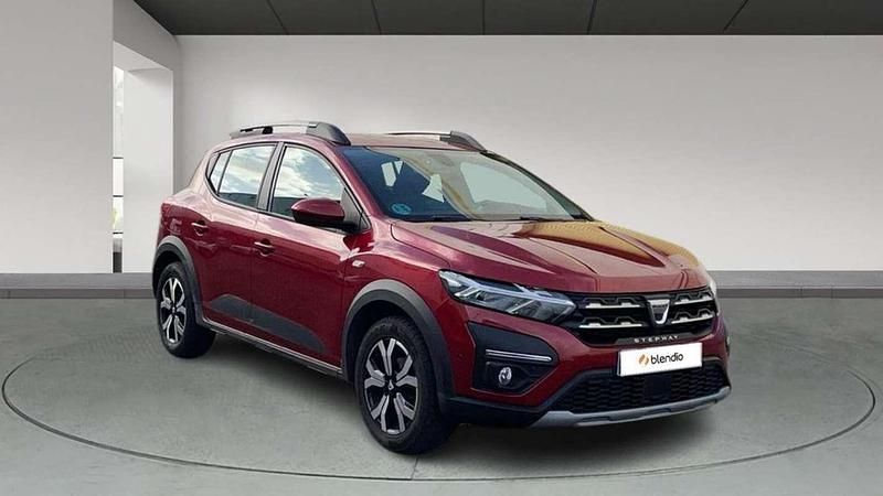 Usado Dacia Sandero Comfort 91 CV (66 kW) 2022 Rojo Utilitario