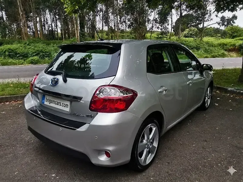 Usado Toyota Auris Hybrid Advance 136 CV (100 kW) 2012 Gris / plata Berlina
