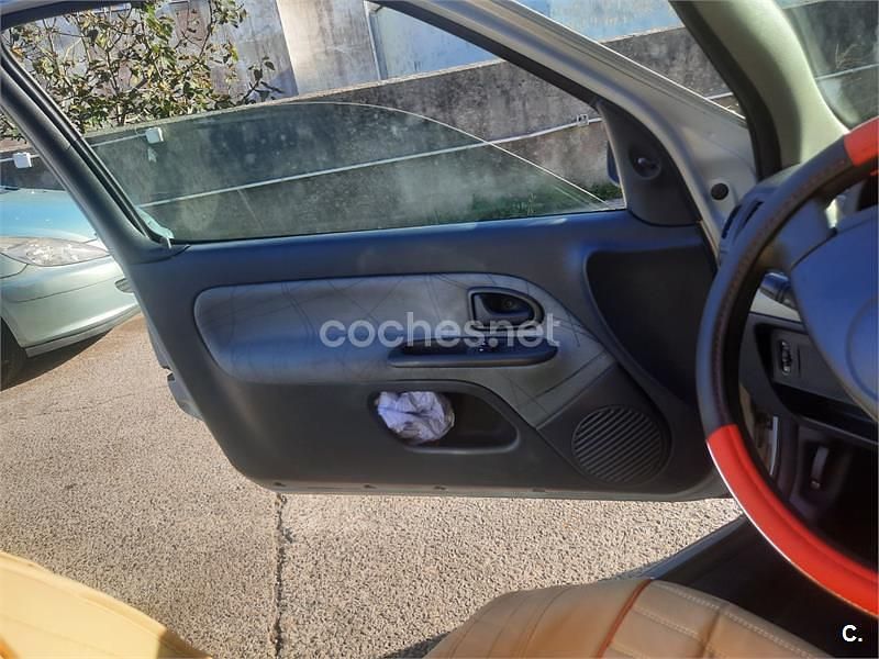 Usado Renault Clio II Authentique 60 CV (44 kW) 2003 Gris / plata Berlina