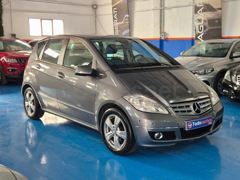 Usado Mercedes A180 Avantgarde 109 CV (80 kW) 2010 Gris / plata Monovolumen