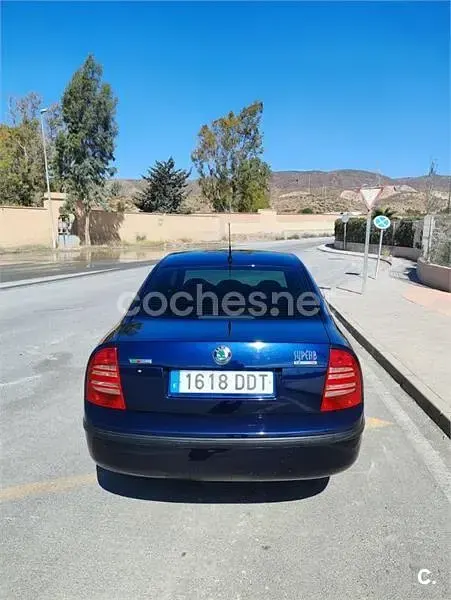 Usado Skoda Superb Comfort 130 HP (95 kW) 2004 Azul Sedan