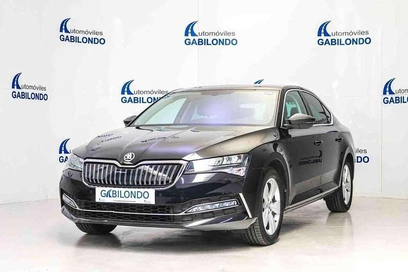Usado Skoda Superb LAURIN & KLEMENT 219 CV (161 kW) 2021 Negro Berlina