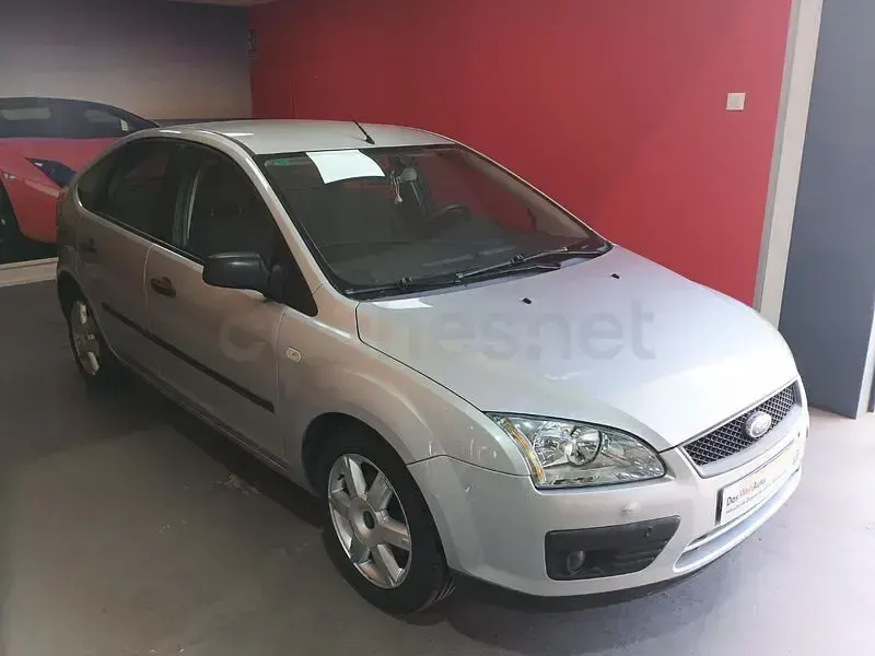 Używany Ford Focus Trend 100 KM (73 kW) 2005 Szary Sedan/Limuzyna