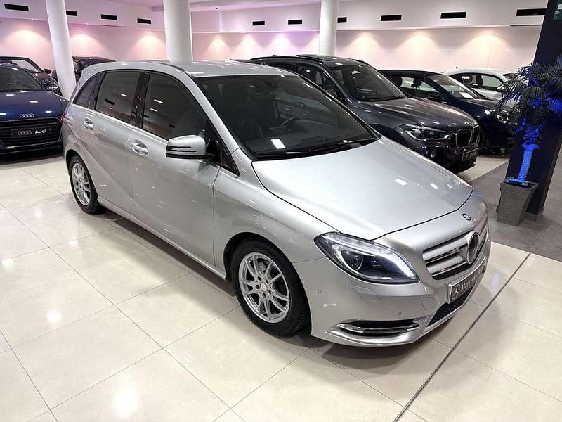 Usado Mercedes B200 156 CV (114 kW) 2012 Gris Monovolumen
