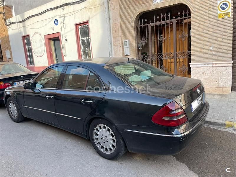 Usado Mercedes E220 Elegance 143 CV (105 kW) 2004 Negro Familiar