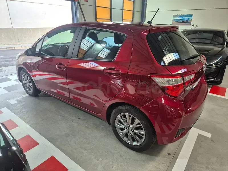 Usado Toyota Yaris Hybrid Active 100 CV (73 kW) 2018 Granate Berlina