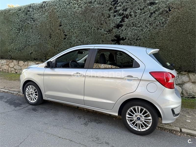 Usado Ford Ka Plus Ultimate 85 CV (62 kW) 2019 Gris / plata Utilitario