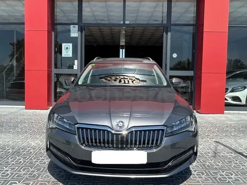 Usado Skoda Superb Ambition 150 CV (110 kW) 2022 Gris / plata Familiar