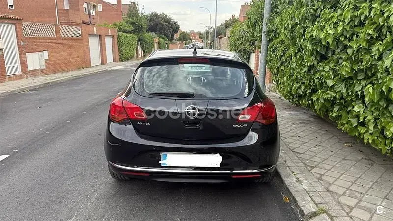 Usado Opel Astra Business 110 CV (80 kW) 2014 Negro Berlina