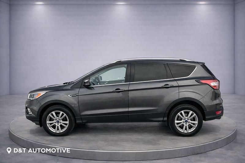 Usado Ford Kuga Business Edition 120 CV (88 kW) 2017 Gris / plata SUV