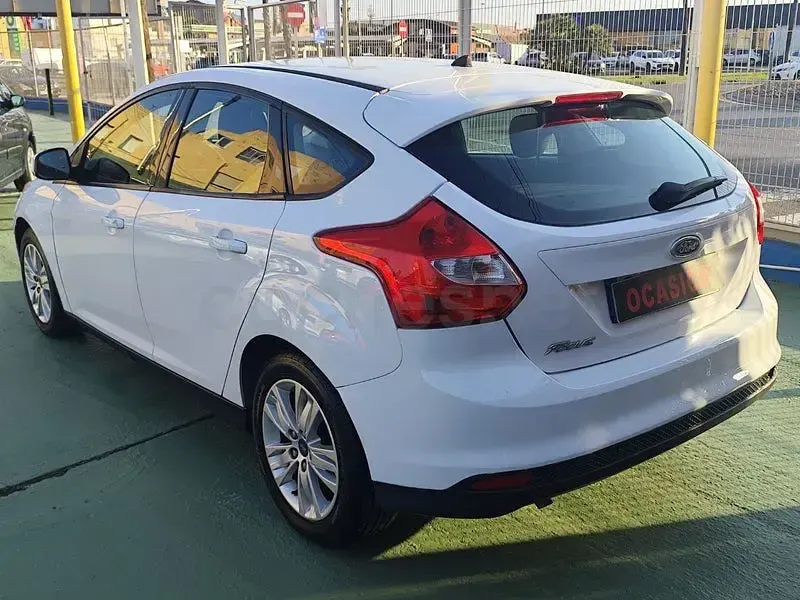 Usado Ford Focus Trend 125 CV (91 kW) 2011 Blanco Berlina