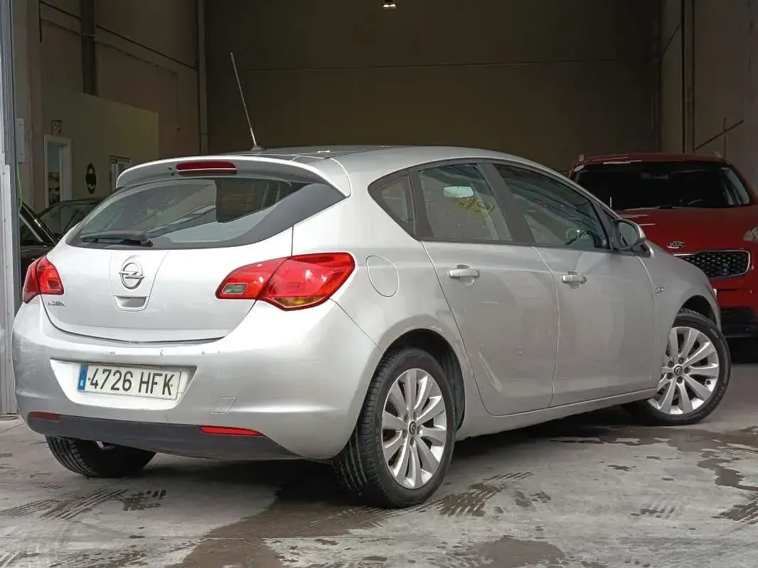 Usado Opel Astra Enjoy 116 CV (85 kW) 2011 Gris Utilitario