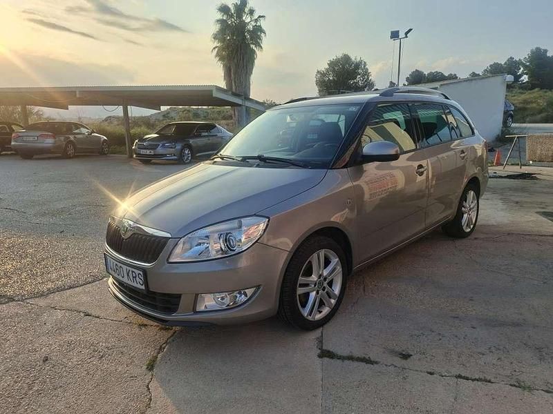 Usado Skoda Fabia Family 86 CV (63 kW) 2012 Gris Utilitario