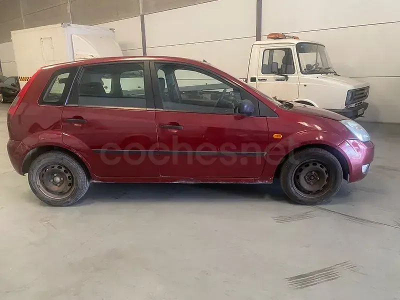 Usado Ford Fiesta Trend 68 CV (50 kW) 2003 Granate Utilitario