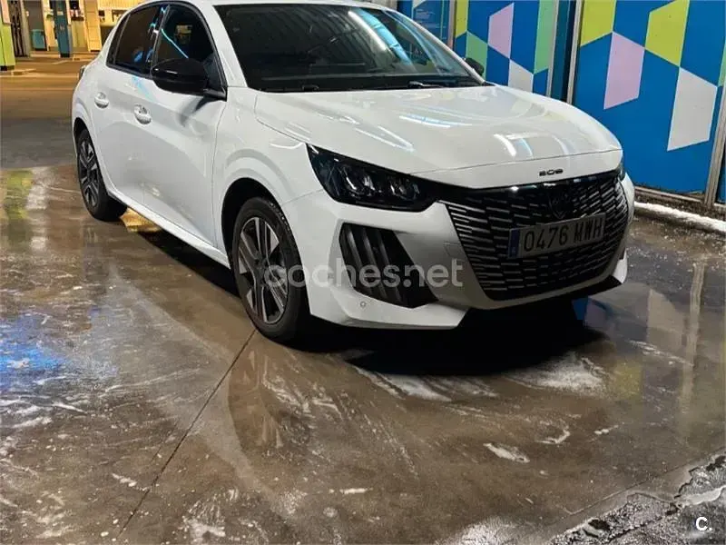 Usado Peugeot 208 Allure 100 CV (73 kW) 2024 Blanco Utilitario