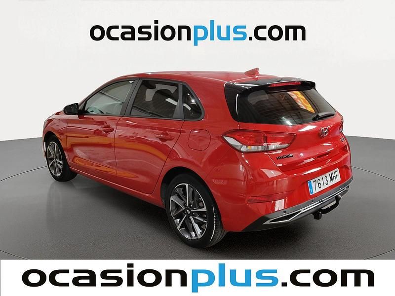 Usado Hyundai i30 110 CV (80 kW) 2023 Rojo Utilitario