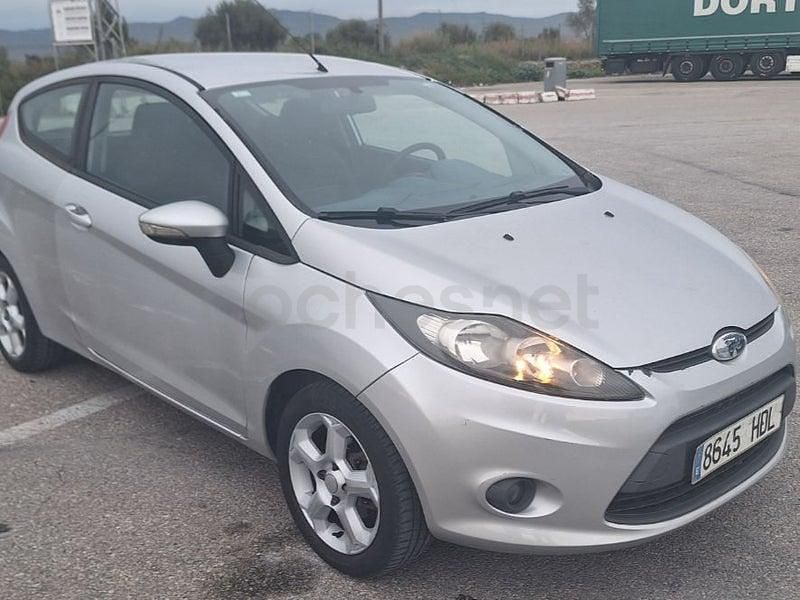 Usado Ford Fiesta Trend 95 CV (69 kW) 2011 Gris / plata Utilitario