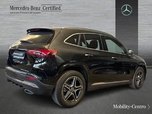 Usado Mercedes GLA200 150 CV (110 kW) 2025 Negro cosmos SUV