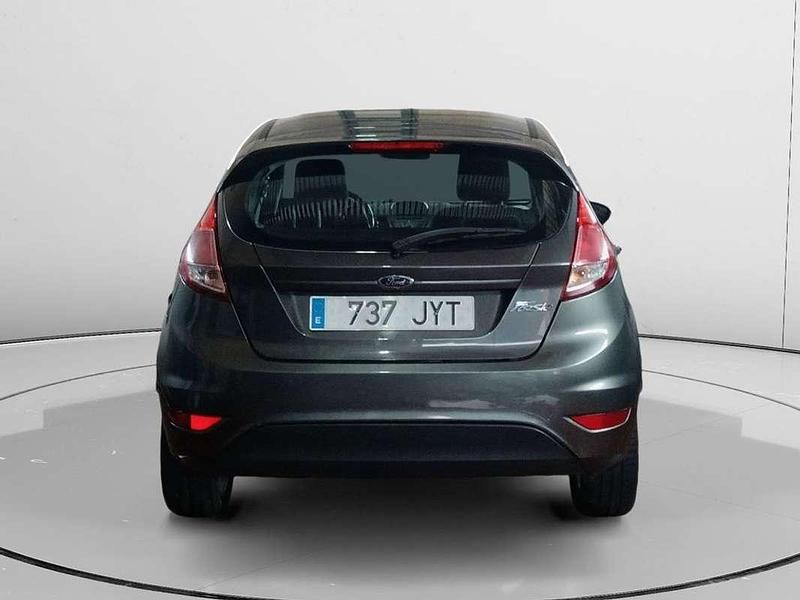 Usado Ford Fiesta Trend 83 CV (61 kW) 2017 Gris Utilitario