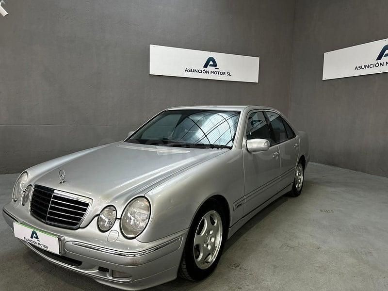 Usado Mercedes E280 Avantgarde 204 CV (150 kW) 2000 Gris / plata Berlina
