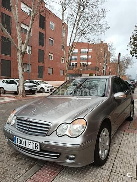 Usado Mercedes C220 Elegance 150 CV (110 kW) 2006 Gris / plata Berlina