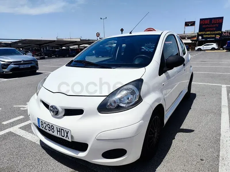 Usado Toyota Aygo Live 68 CV (50 kW) 2011 Blanco Utilitario