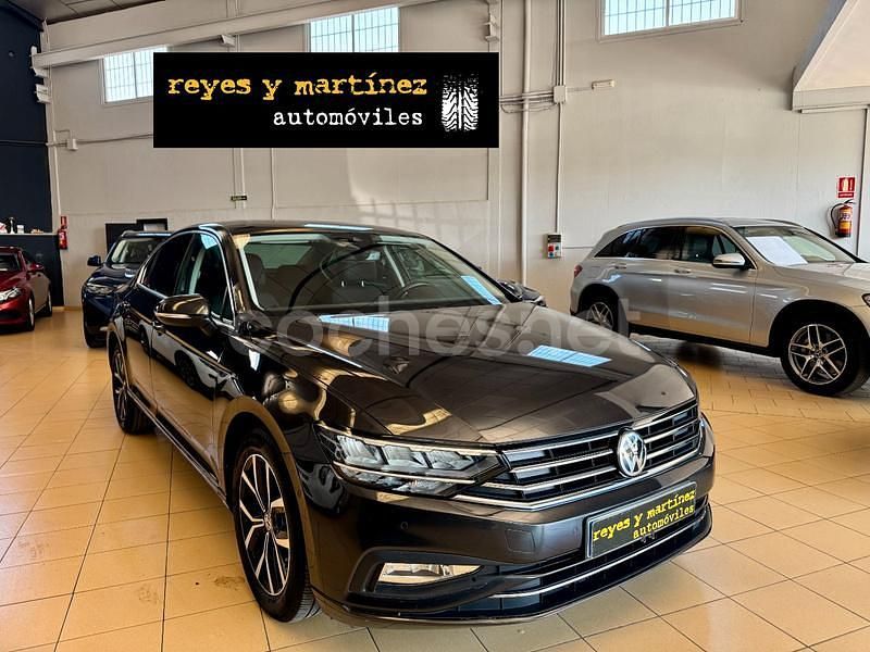 Usado VW Passat Executive 120 CV (88 kW) 2020 Gris / plata Berlina