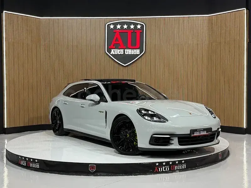 Usado Porsche Panamera Sport Turismo 462 CV (339 kW) 2018 Gris / plata Familiar