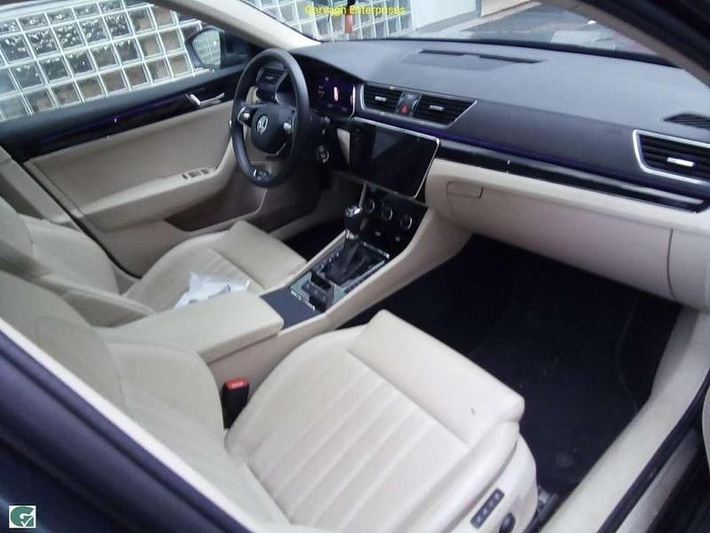 Usado Skoda Superb LAURIN & KLEMENT 200 CV (147 kW) 2022 Gris Familiar